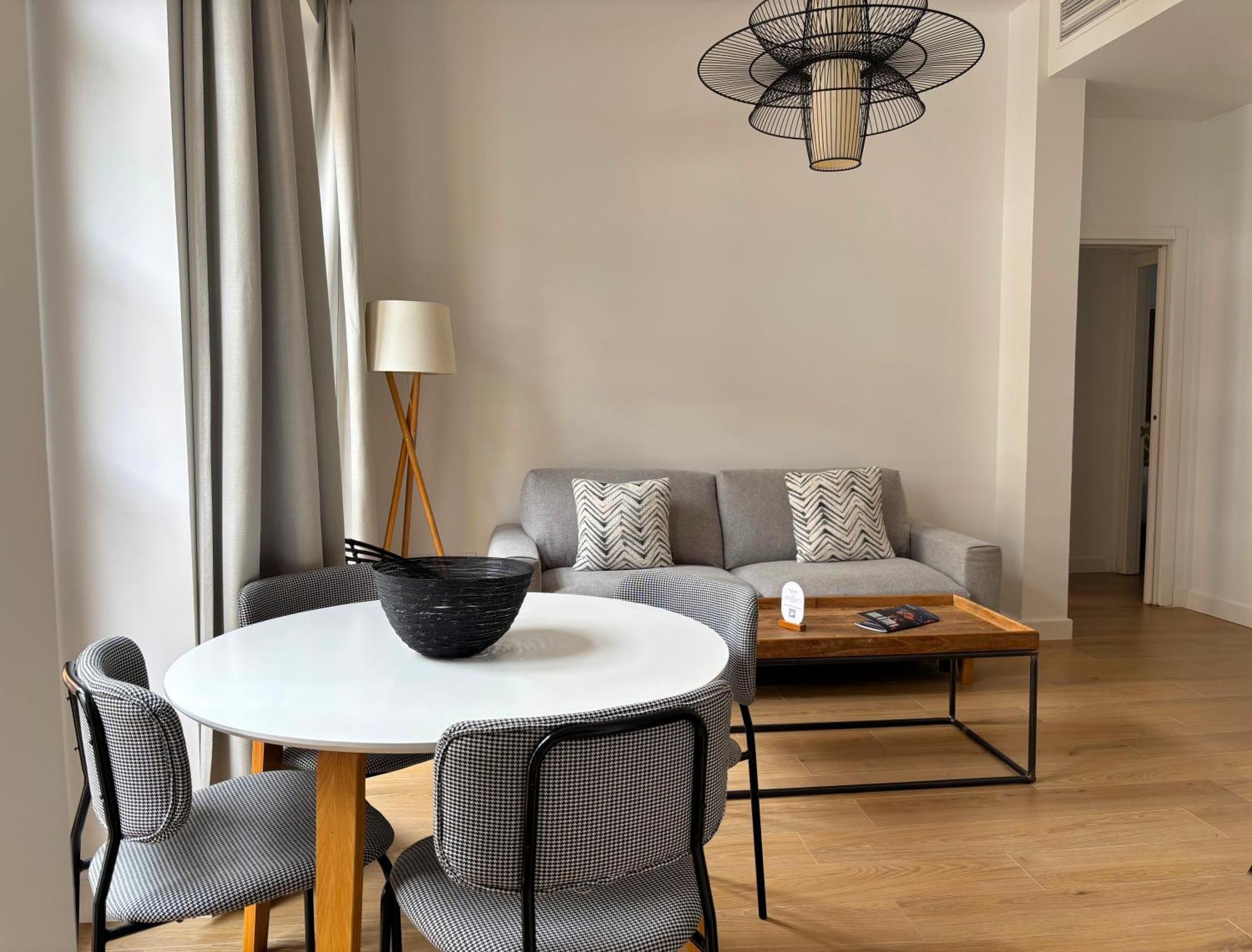 Apartamentos Core Suite Sevilla Екстериор снимка